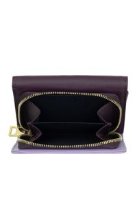 Wallet de cuero púrpura con una cremallera dorada, que cuenta con múltiples compartimentos y un interior negro. El diseño incluye una solapa redondeada y detalles elegantes.