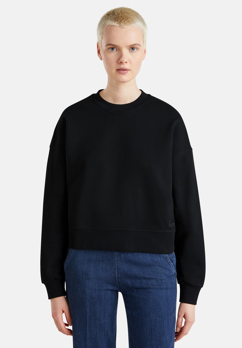 Černá zkrácená mikina s kulatým výstřihem a spadlými rameny, vyrobená z texturované látky a s jemným logem na spodním lemu.