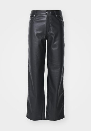 Pantalon large en cuir noir avec une texture lisse, doté d'une fermeture à bouton sur le devant et d'un design à cinq poches. Conçu pour un ajustement décontracté.