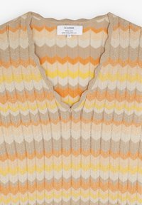 Beige knit top with V-neck. Features a zigzag pattern in orange, yellow, and gray, with shiny threads adding texture and depth.