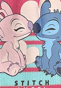 Personajes de dibujos animados de un conejo rosa y un alienígena azul, sonriendo frente a un fondo de rayas en colores rosa y turquesa, con apariencias suaves y texturizadas.