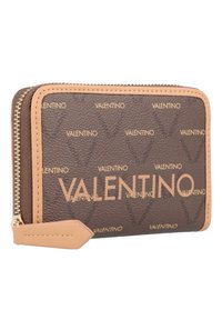 Brūna ādas maciņš ar zelta folijas "Valentino" logo rakstu, brūngani akcenti, ar rāvējslēdzi un taisnstūra formu. Iezīmēts ar cilpu ērtai rokošanai.