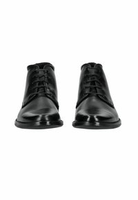 Botas de cuero negras hasta el tobillo con un acabado suave, que presentan una puntera redonda, seis ojetes y una suela plana. Sin logotipos ni patrones visibles.