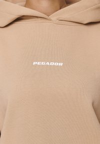 Pegador CLARITA - Sportinis megztinis - washed safari sand/white