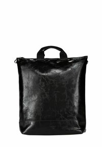 Sac à dos noir avec une texture brillante et froissée ; deux poignées supérieures ; fermeture éclair ; et un design rectangulaire élégant.