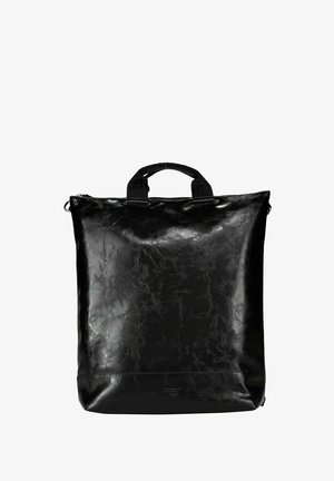 Sac à dos noir avec une texture brillante et froissée ; deux poignées supérieures ; fermeture éclair ; et un design rectangulaire élégant.
