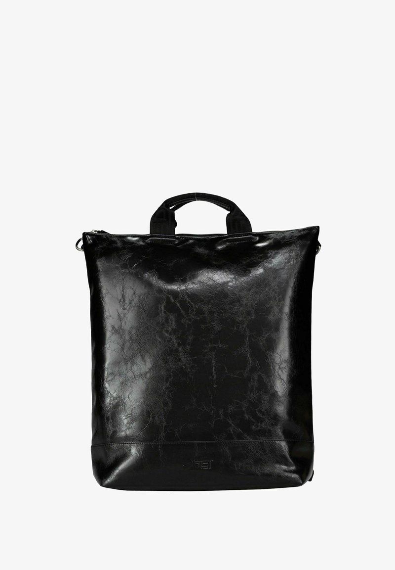 Sac à dos noir avec une texture brillante et froissée ; deux poignées supérieures ; fermeture éclair ; et un design rectangulaire élégant.