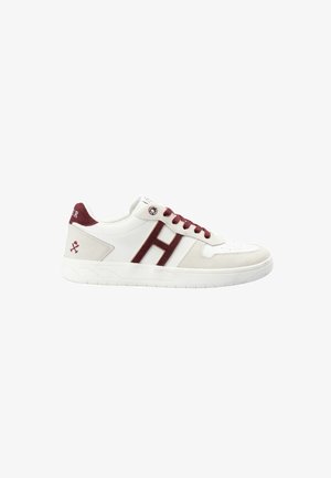 Weißer Sneaker mit burgunderfarbenen Akzenten, ausgestattet mit einem großen "H"-Logo, strukturierten Materialien, kontrastierenden Schnürsenkeln und einer flachen Gummisohle.