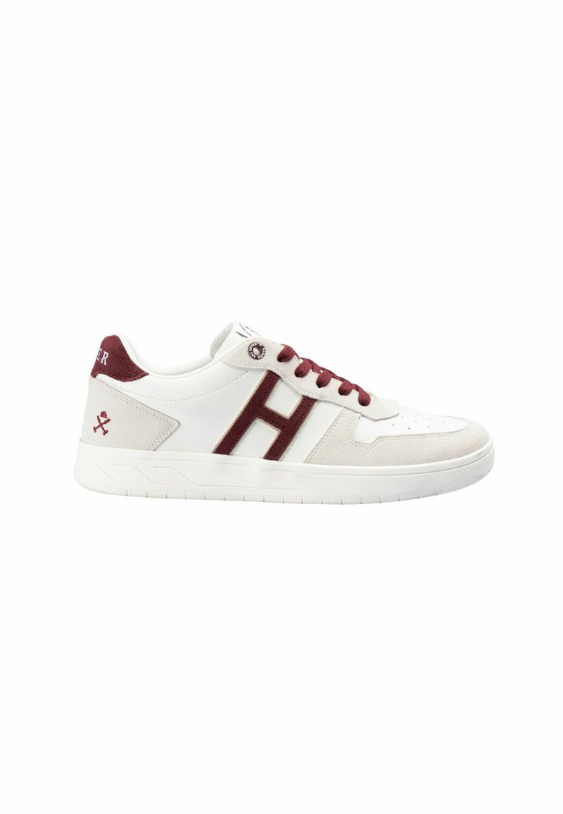 Białe sneakersy z burgundowymi akcentami, z dużym logo "H", teksturowanymi materiałami, kontrastującymi sznurowadłami i płaską gumową podeszwą.