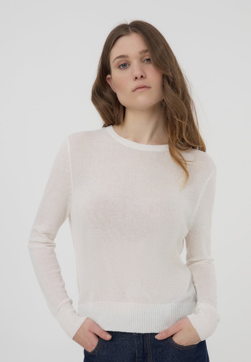 Maglione bianco in maglia leggera con maniche lunghe, collo e orlo a coste. Tessuto morbido con un aspetto semitrasparente. Vestibilità casual.