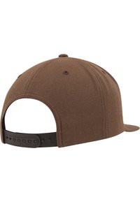 Bruine snapback pet met een gestructureerd ontwerp, textuurstof, platte klep en een verstelbare plastic band aan de achterkant.