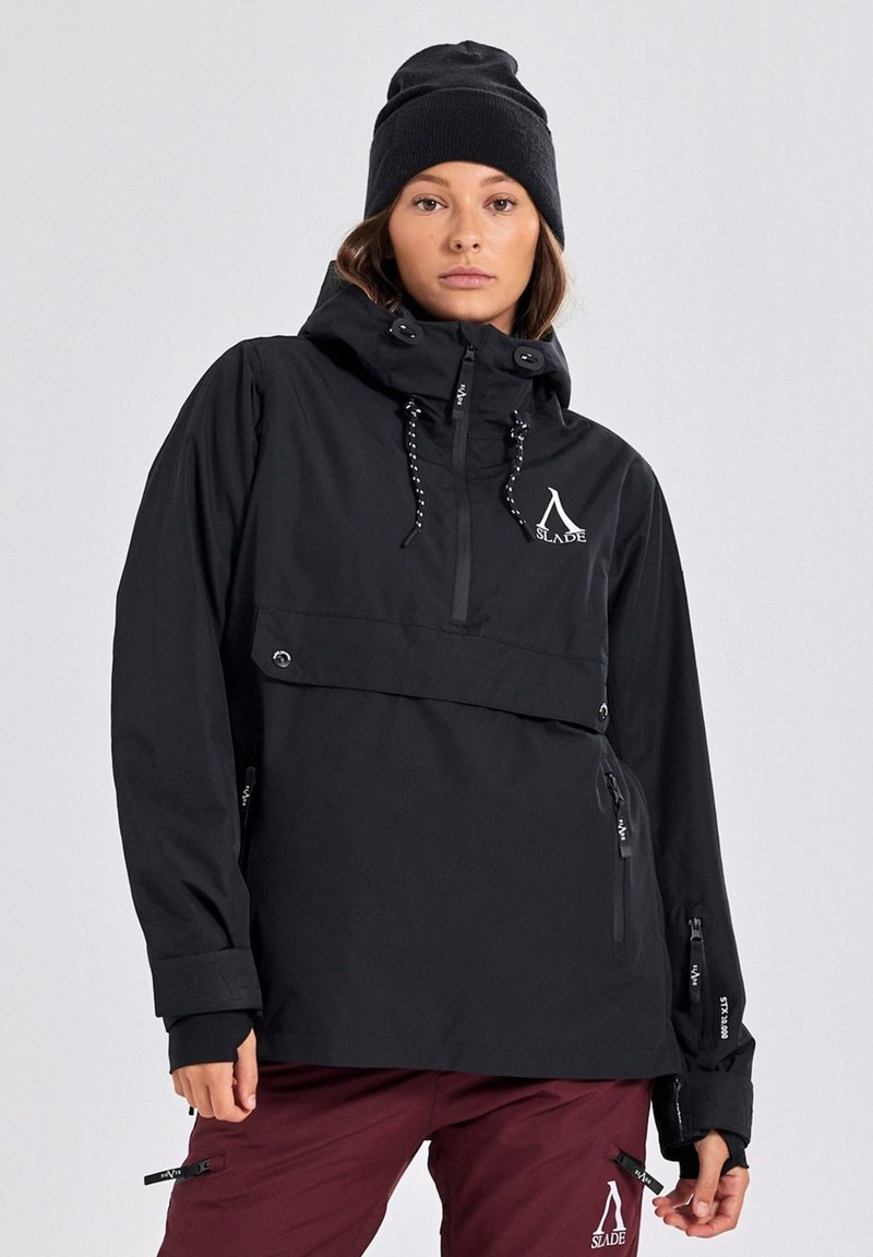 Svart sweatshirtjacka med huva, med en framficka, justerbara dragsko, sidoremsor och logotypdetalj. Bärs med bourgognebyxor.