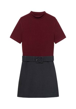 Bordo majica s kratkimi rokavi in visokim ovratnikom, v kombinaciji s temno sivo krilo. Vključuje usklajen pas na pasu za prilagajanje.