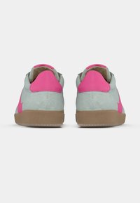 Αθλητικά παπούτσια με επάνω μέρος από απαλό γαλάζιο σουέντ, φωτεινά ροζ χαρακτηριστικά στη φτέρνα και τις πλευρές, και εξωτερική σόλα από καουτσούκ καραμέλας.