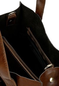 Borsa a spalla in pelle marrone con finitura tessurizzata. Include una tasca con zip e hardware ad anello. L'interno è scuro con più scomparti.