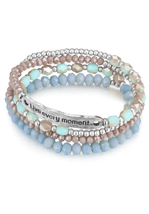Pulsera de múltiples hilos con cuentas azules, beige, plateadas y turquesas, y una placa de plata grabada con "Vive cada momento."