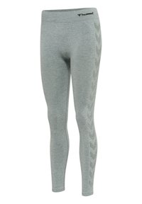 Lysegrå tætsiddende leggings med subtilt chevronmønster langs siden og lille sort "hummel"-logo nær taljebåndet.