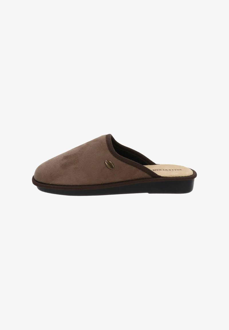 Pantofole in suede marrone con una texture liscia, punta tonda e un bordo scuro in contrasto lungo i lati. Suola piatta in gomma.