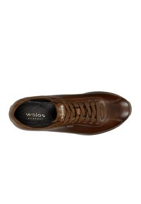 Sneaker in pelle marrone con punta rotonda, superficie testurizzata e interno nero in contrasto. Presenta un design con lacci e un dettaglio del logo discreto.