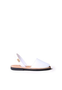 Vita läder slingback sandal med öppen tå-design, brun innersula, svart yttersål och minimal sömdetalj.