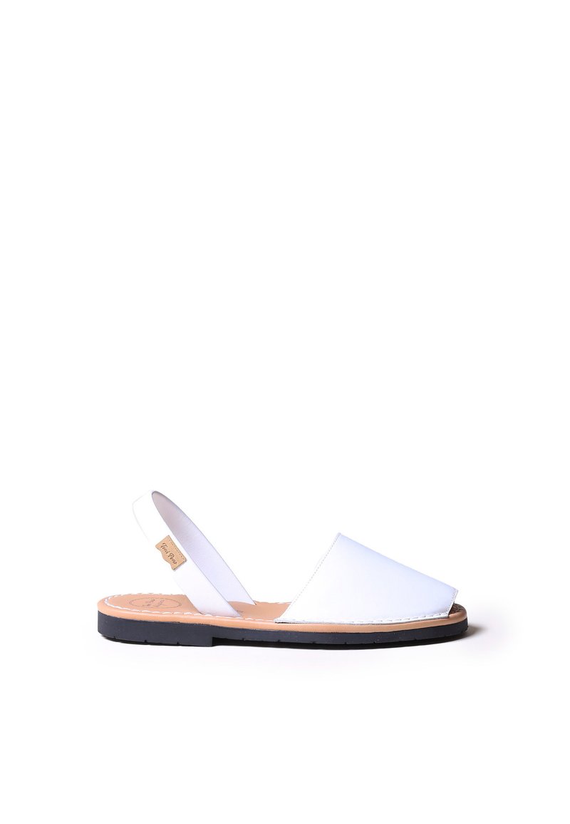 Vita läder slingback sandal med öppen tå-design, brun innersula, svart yttersål och minimal sömdetalj.