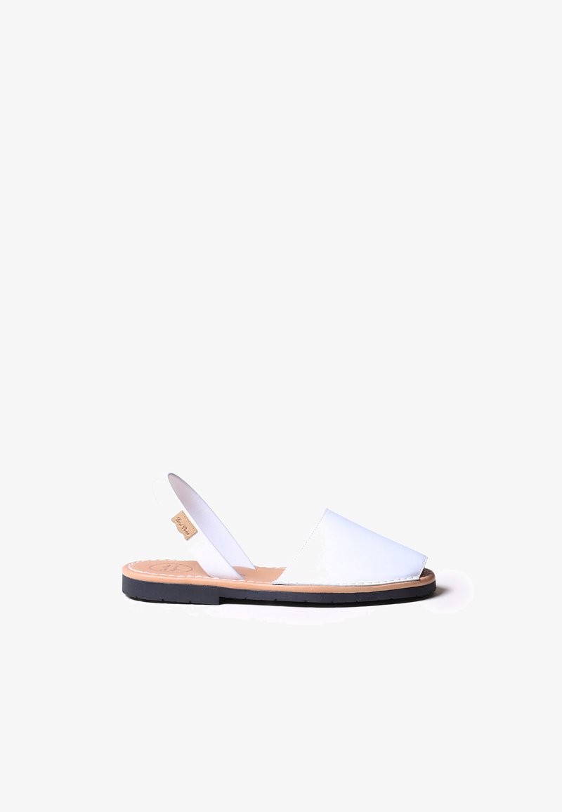 Bela usnjena sandala s slingback oblikovanjem, odprto toe, rjava notranjost, črn podplat in minimalni šiv.