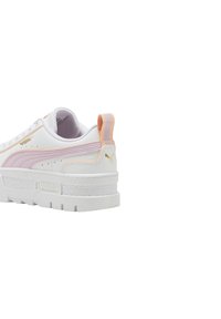 Sneaker bianca chunky con dettagli in rosa e arancio, in pelle testurizzata e con un tallone imbottito con logo. Suola spessa e scanalata di colore bianco.