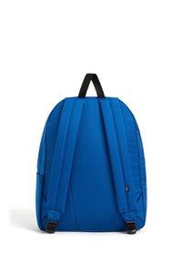 Zaino blu con schienale imbottito, spallacci regolabili e maniglia superiore. Presenta una texture di tessuto liscia e un design minimalista.