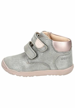 Bottine de cheville synthétique grise avec finition pailletée, deux bandes Velcro, bout arrondi et accents rose clair au talon et à la semelle. Marque Geox visible.
