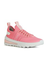 Zapatilla deportiva rosa con parte superior de malla, acentos texturizados y suela blanca. Presenta cordones y lengüetas en el talón y la lengüeta para facilitar el uso.