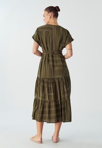 WILLA LORRI MIDI  - Freizeitkleid - olive geo