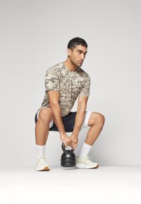 Under Armour ABC CAMO - T-shirts print - timberwolf taupe/black