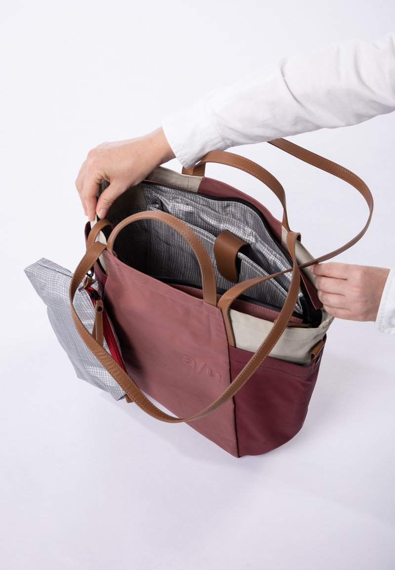 Aunts & Uncles TAKAMATSU - Handtas - apple cabernet dust