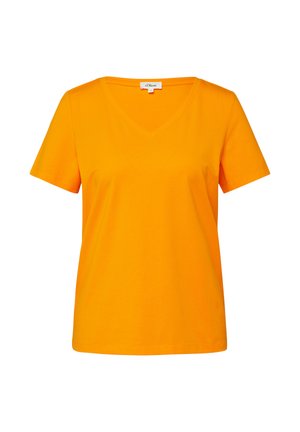 Jasno pomarańczowa koszulka z krótkim rękawem i dekoltem w serek, luźnym kroju oraz widoczną metką marki na tylnej stronie kołnierza.