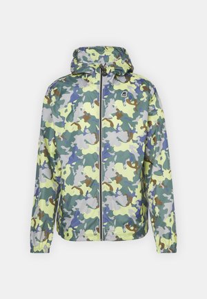 Veste à capuche motif camouflage avec fermeture éclair à l'avant et poignets élastiques, comprenant des couleurs vert, gris, jaune, bleu et marron.