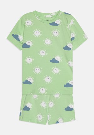 Set pentru copii cu cămașă verde deschis cu mânecă scurtă și pantaloni scurți cu model cu soare zâmbitor și nor albastru.