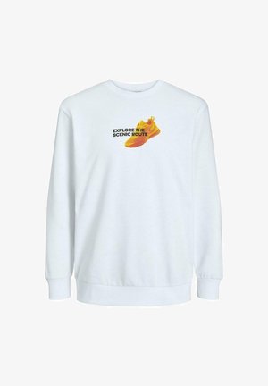 Sudadera blanca con un gráfico de una zapatilla amarilla y el texto "EXPLORA LA RUTA ESCENICA" en negro. Mangas largas y puños acanalados.