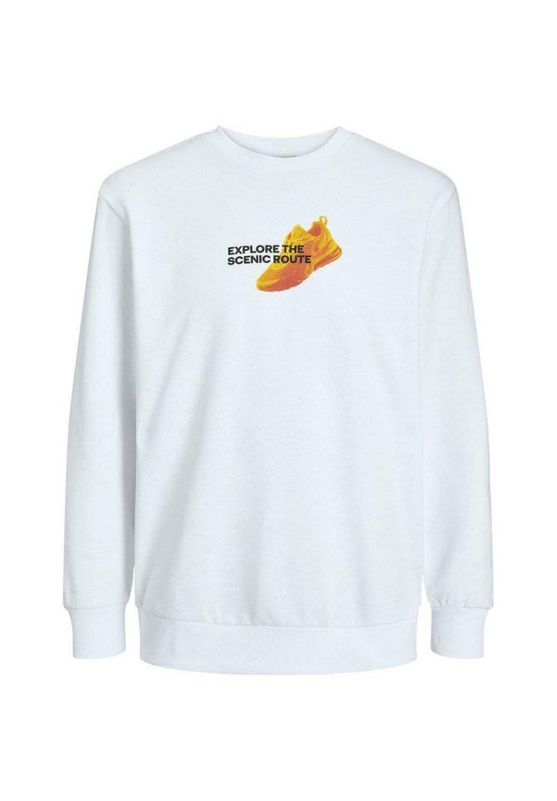 Sudadera blanca con un gráfico de una zapatilla amarilla y el texto "EXPLORA LA RUTA ESCENICA" en negro. Mangas largas y puños acanalados.