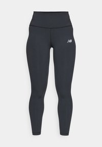 Leggings de sport noirs avec une taille haute, possédant une texture lisse et un petit logo blanc New Balance sur la cuisse.