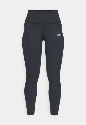 Leggings de sport noirs avec une taille haute, possédant une texture lisse et un petit logo blanc New Balance sur la cuisse.