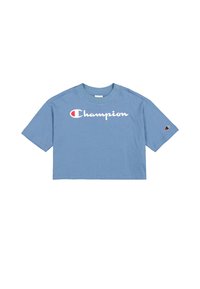 Camiseta azul recortada de algodón, con un logotipo blanco de "Champion" en la parte frontal y un pequeño logotipo en la manga izquierda.