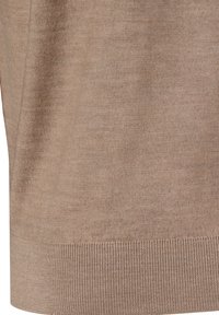 Hellbrauner Pullover mit weichem, strukturiertem Stoff und geripptem Saum. Das Design ist schlicht und traditionell, ohne sichtbare Muster oder Akzente.