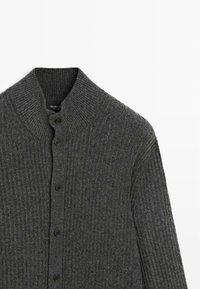Grå, ribbet cardigan med høj krave og fem knapper. Fremstillet af struktureret stof med et diskret mønster for ekstra detaljer.
