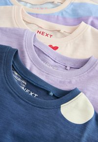 Fünf T-Shirts in unterschiedlichen Pastellfarben: Hellrosa, Lavendel, Himmelblau und Marine. Sie haben runde Ausschnitte und kontrastierende Schulterakzente.