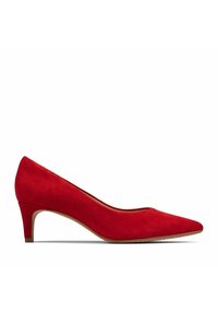 Chaussure pour femme à talon kitten en suède rouge à bout pointu, talon bas et fin et semelle lisse, vue de profil sur fond blanc.