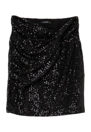 Gonna mini nera con un design drappeggiato, coperta di paillettes per un aspetto strutturato. L'interno ha una fodera liscia. Etichetta del marchio visibile.