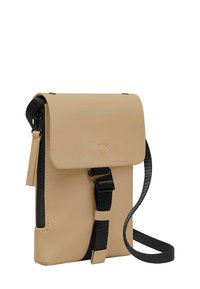 Leren tas in tan met een omklapbare flap, zwarte verstelbare schouderband en zijkanten met stiksel. Beschikt over een minimalistisch ontwerp en een driehoekig detail aan de voorkant.