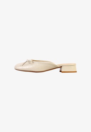 Beige lavhælet mule med firkantet tå, krokodilletekstureret læder og knudedetalje på vamp, vist i sideprofil på hvid baggrund.