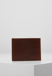 Bruine leren portemonnee met een gladde textuur, compact rechthoekig ontwerp en een reliëflogo-detail in het midden onderaan.