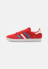 adidas Originals - GAZELLE UNISEX - Trainers - glory red/altered blue/off white Thumbnail Image 1